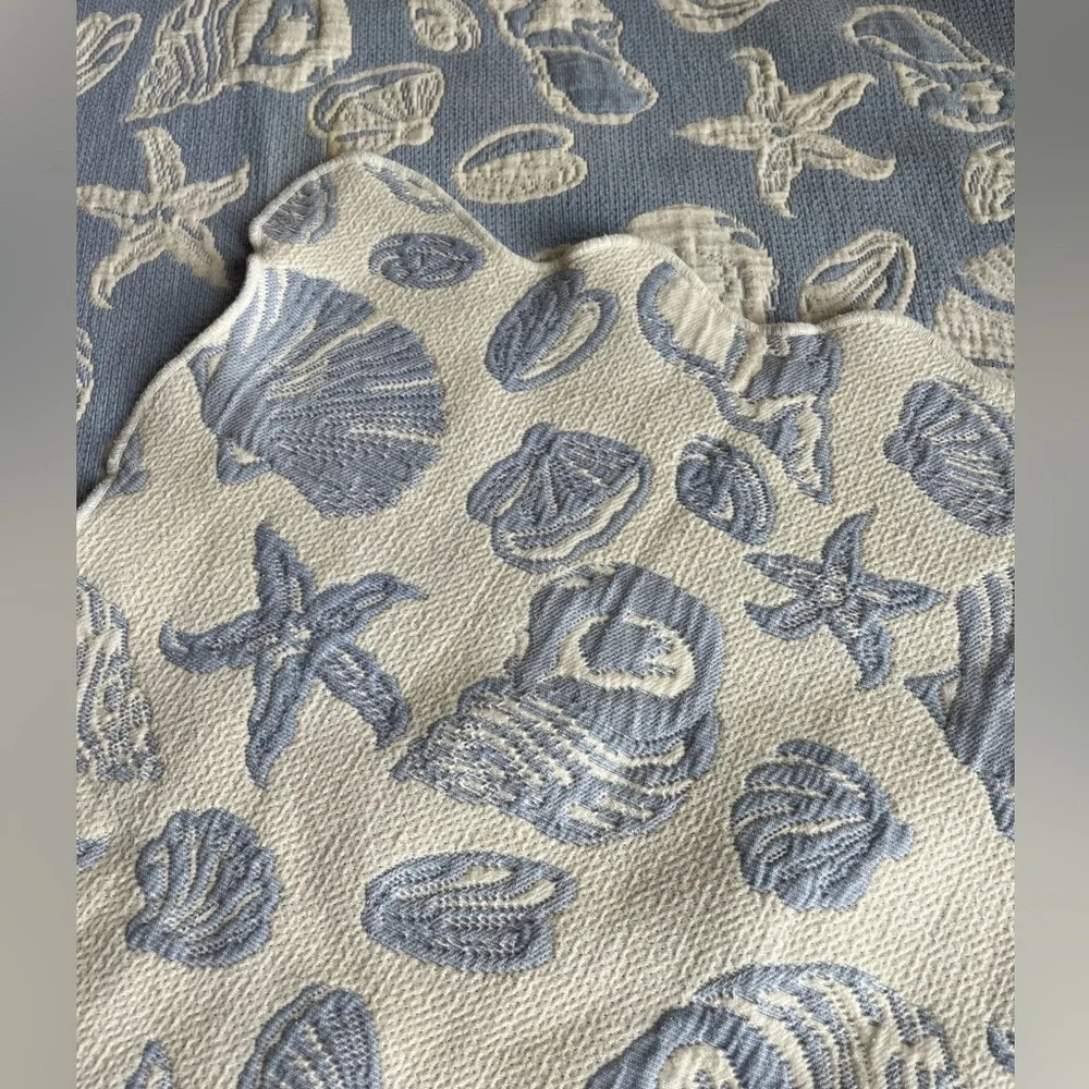 Vintage Reversible Blue/White Textured Cotton Seashell Bedspread/Comforter